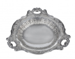 1087.  Centro de plata decorado con hojas, de estilo Luis XV. Marcado en la base, ley 950Bointaburet* París, h. 1900.