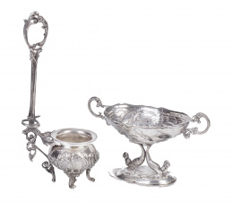 1216.  Centro de plata con marcas y depósito con asa López. S. XX.