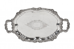 1074.  Fuente de plata con hojas grabadas y flores en las esquinas