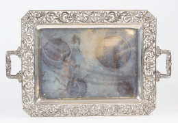 1077.  Bandeja de plata, con perímetro calado con hojas con trabajo repujado. Con marcas.Dionisio Garcia, Madrid, 1940.