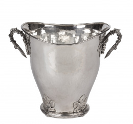 1185.  Enfriador de plata con hojas de pámpanos a los lados, S. XX.
