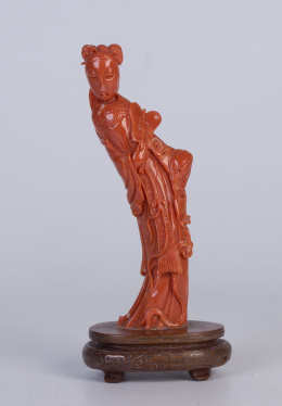 558.  Figura femenina con pai-pai en corla tallado.Trabajo Chino, pp. del S. XX.