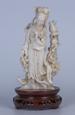 1102.  Figura femenina tallada con loro en coral, piel de angel.Trabajo chino, pp. del S. XX