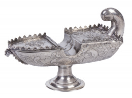 1019.  Naveta en plata con flores repujadas, trabajo español, S. XVII - XVIII