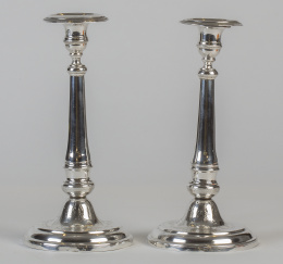 527.  Pareja de candeleros de plata en su color. Con marcas.Fch, Carreras, Barcelona, primera mitad del S. XIX.