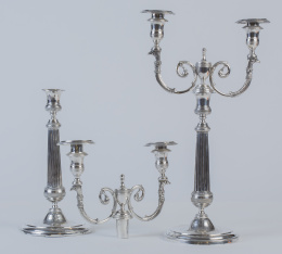 857.  Pareja de candelabros, transformables en candeleros de plata en su color. Con marcas.Barcelona, primera mitad del S. XIX