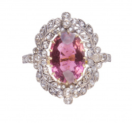 28.  Sortija de ff. S. XIX con turmalina rosa oval enmarcada por flores y hojitas cuajados dediamantes de talla rosa