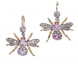242.  Pendientes con diseño de mosca, de brillantes y zafiros rosas con alas de diamantes
