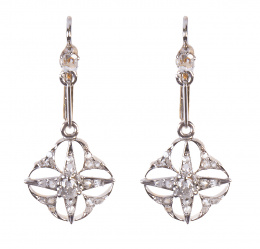 270.  Pendientes largos Art-Decó de diamantes con flor calada colgante adornada por un brillante central