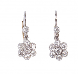 232.  Pendientes largos de pp. S. XX de chatones de brillantes que forman una flor
