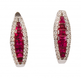 213.  Pendientes con bandas de rubíes talla baguette de tamaño creciente hacia el centro orladas de línea de brillantes