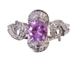 90.  Sortija con rosa de francia central en talla oval sobre banda adornada con cintas cuajadas de brillantes 