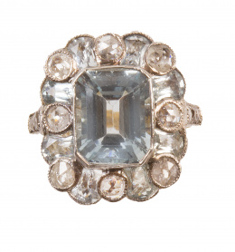 284.  Sortija de pp. S. XX con aguamarina central talla esmeralda rodeada de chatones de diamantes de talla rosa y de aguamarinas calibradas entre ellos 