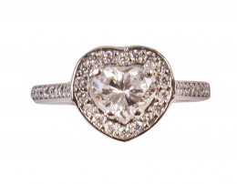 304.  Sortija con un diamante talla corazón central de 1 ct. color G-H y grado de pureza VS2