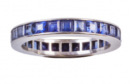 266.  Alianza completa de zafiros talla carré