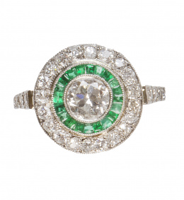 236.  Sortija ojo de perdiz con brillante central de 0,60 ct, orlado de esmeraldas y con orla exterior de brillantes