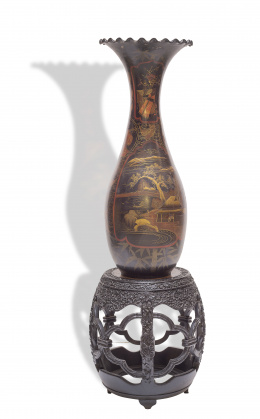 544.  Jarrón lacado en rojo y negro.Trabajo japonés, periodo Meiji, S. XIX