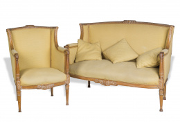 1136.  Tresillo y dos sillas de madera tallada de estilo Luis XVI.Herraiz, S. XX
