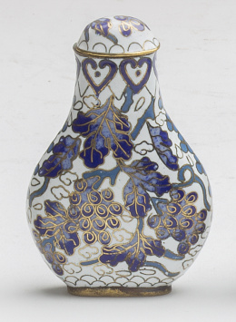 1140.  Snuff bottle en esmalte cloisoné en blanco y azul, decorada con pámapanos.Trabajo chino pp. del S. XX.