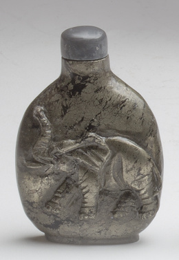 539.  Snuff botlle con elefante tallado en piedra.China, pp. del S. XX.