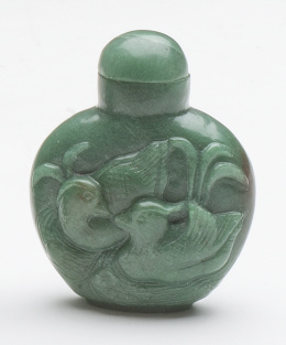 549.  Snuff bottle en piedra verde tallada.China, pp. del S. XX.
