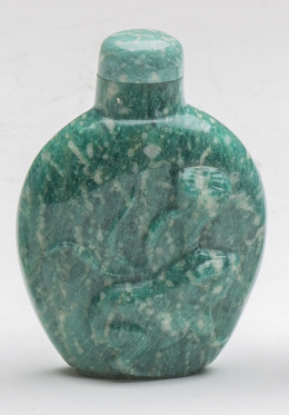 1142.  Snuff botlle en piedra jaspeada con un sapo en relieve.Trabajo Chino, S. XX.