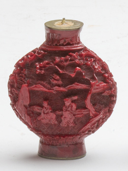 547.  Snuff bottle en laca roja, con motivos palaciegos.China, Dinastia Qing, pp. del S. XX