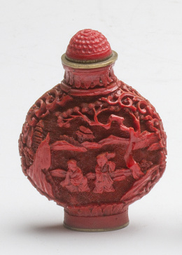 546.  Snuff bottle en laca roja con decoración de escena palaciega en relieve.China, Dinastia Qing, pp. del S. XX.