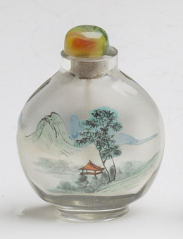 1139.  Snuff bottle de cristal doblado y pintado, con escena de paisaje.Trabajo chino, dinastia Qing, pp. del S. XX.