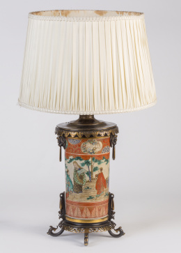 1145.  Lámpara china de mesa de porcelana esmaltada