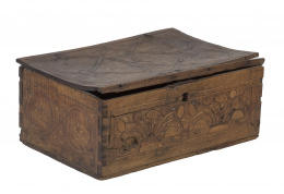 548.  Caja de madera de nogal e incustraciones con decoración de flores de madera de boj.Trabajo astur-leonés, S. XVII.