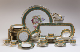 1210.  Juego de merienda esmaltado en verde y dorado de estilo imperio.Limoges, Francia, primera mitad del S. XX