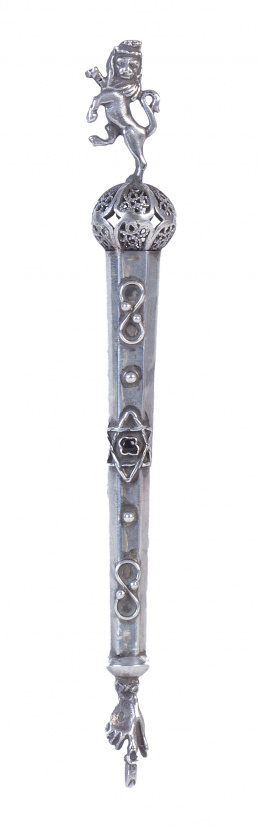 533.  Puntero para leer la Torá en plata, de decoración aplcada y calada, con marcas.Anatoly Artibashev, Moscú, Rusia, 1891-1896.