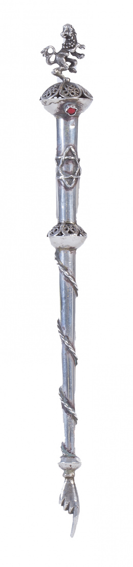 534.  Puntero para leer la Torá en plata, con decoración aplicada, con marcas. Trabajo ruso, fechado en 1873.