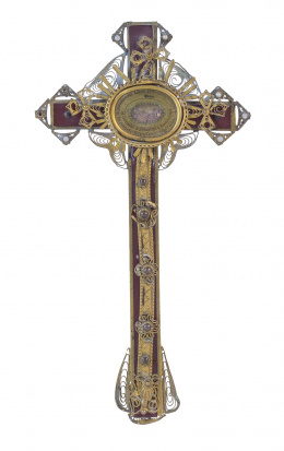 997.  Relicario con forma de cruz, el viril contiene tierra del Santo sepulcro, plata dorada en filigrana, metal dorado y piedras similadas y leyenda.Recuerdo de Jerusalén h. 1900