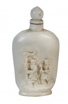 1030.  Snuff bottle de marfil tallado con decoración tallada y a tinta.China, S. XIX