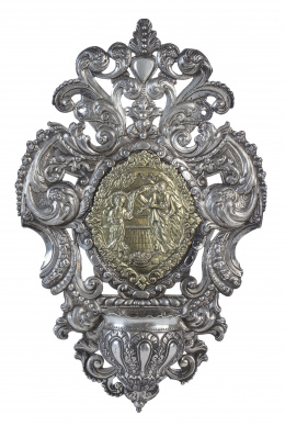 498.  Benditera de plata y plata sobredorada. Retabillo repujado con hojarasca y óvalo representado la muerte de San José.S. XVIII