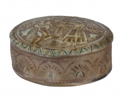 996.  Caja oval en asta grabada, tallada y policromada, con una escena galante en la tapa.Trabajo pastoril, España, S. XVIII - XIX.