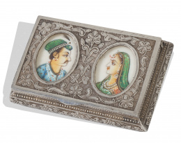 876.  Caja de plata con dos retratos enfrentados pintados y decoración grabada de flores. Trabajo indio, S. XIX