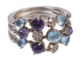 219.  Sortija con frente articulado de cabuchones de topacios azules, amatistas y pequeñas flores cuajadas de btes. 