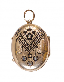 88.  Colgante guardapelo oval de pp. S. XX con decoración grabada, esmalte negro y perlitas en anverso