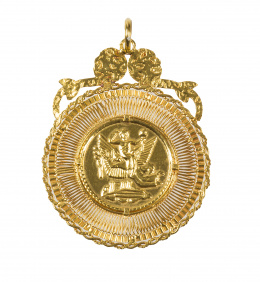138.  Colgante portugués con medalla central, en marco circular de hilos de oro rodeado de cordoncillo y remate superior de formas vegetales