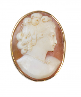 54.  Broche camafeo con busto de dama tallado en concha bicolor con marco oval liso