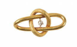 113.  Broche victoriano portugues S. XIX en forma de nudo con un brillante central de 0,15 ct aprox 