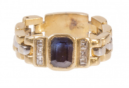 207.  Sortija con zafiro central talla esmeralda, y tres brillantes carré a los lados