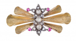 78.  Broche portugués de pp. S. XX en forma de lazo, con centro de flores de diamantes y rubíes sintéticos