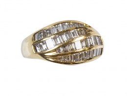 175.  Sortija con frente de cuatro líneas asimétircas de diamantes talla baguette