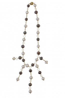 186.  Gargantilla de perlas blancas y negras alternas con eslabones de aro en oro de 19K