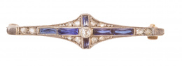 193.  Broche alfiler Art-Decó con un brillante central y aspa de zafiros talla baguette rodeados de diamantes