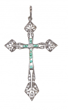 72.  Cruz colgante Art-Decó con líneas centrales de esmeraldas calibradas, brillante central y diamantes en los extremos de los brazos